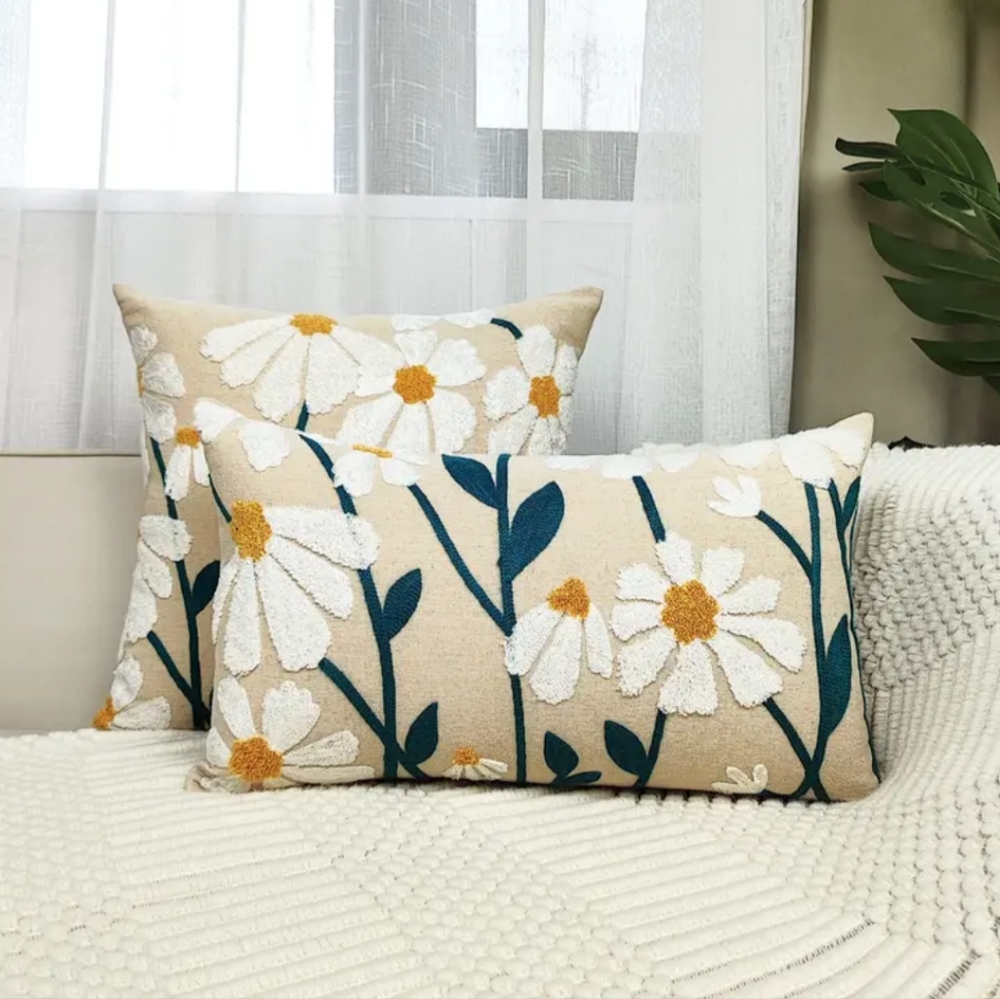 NWT FLORAL DAISY EMBROIDERED PILLOW COVER SET